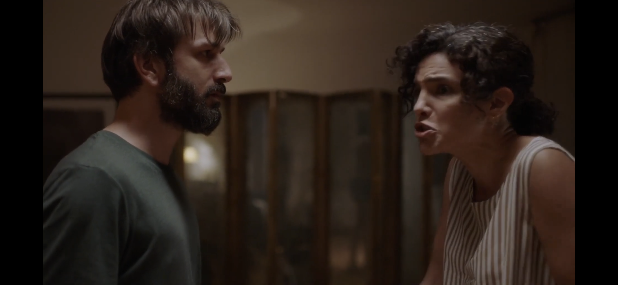 Diyalog — A woman speaking to a man in a warmly lit room.